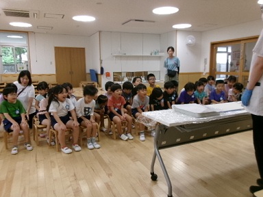 調理の先生の話を子ども達が聞いている。