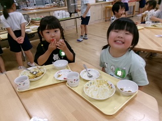 こども達がの給食のトマトを食べている様子。