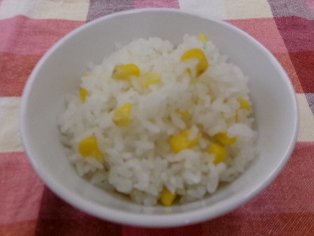 給食のとうもろこしご飯が茶碗に盛りつけられている。