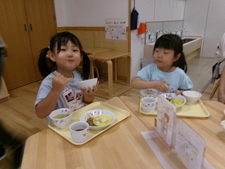 子ども達がとうもろこしご飯を食べている様子1。