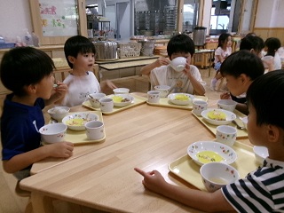 こどもが給食を食べている様子2