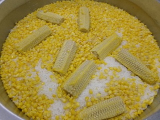 とうもろこしご飯が炊きあがった様子。