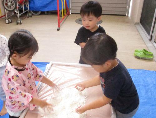 小麦粉こねこねふわふわしてるよ