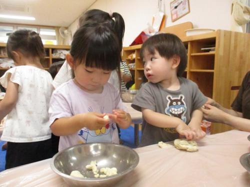 小麦粉を丸めて遊んだよ