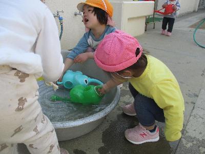 ジョウロに水を入れる子