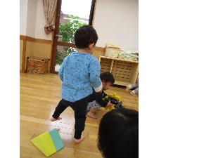 三角ブロックをまたいでいる