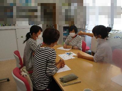 写真を見ながら話し合うこども