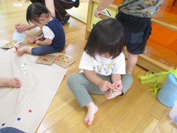 足にシールを貼る子