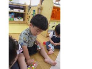 シールを貼る子