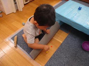 床にシールを貼る子