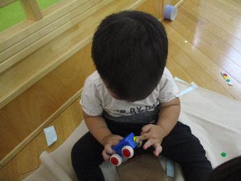玩具に貼る子