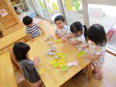新聞紙粘土で遊び始める子ども