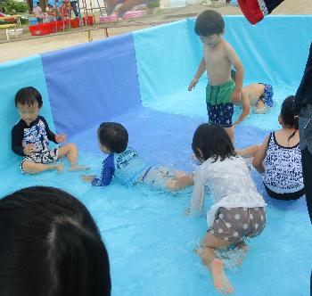 プールで遊ぶ子ども