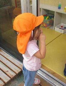 ゼラニウムの匂いを嗅ぐ子ども