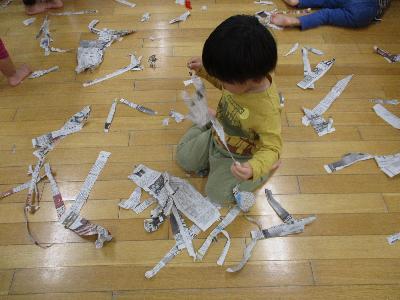 新聞紙を破る子ども