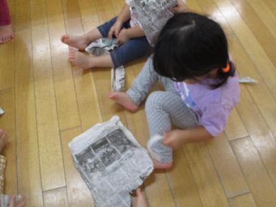 新聞紙を破る子ども