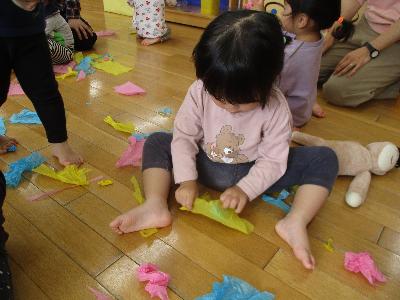 花紙を花紙で包む子ども