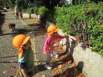 植え込みを見ている子ども