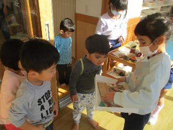 お姉ちゃんたちのクッキーを見ている子ども