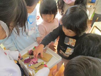クッキーを選ぶ子ども