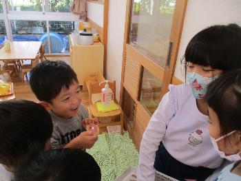 クッキーをもらって喜ぶ子ども