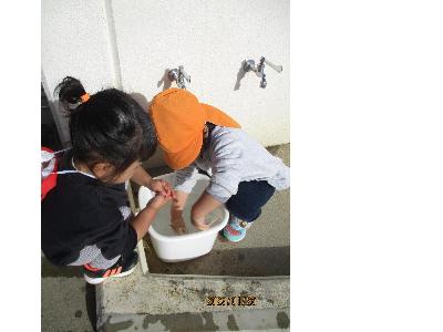 お湯で手を温める子ども