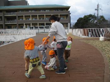 手を繋いで回る子ども