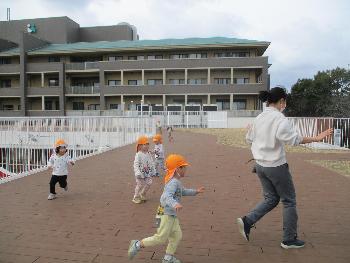 逃げる子ども