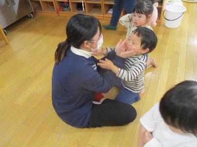 ふれあい遊びを楽しむ子ども