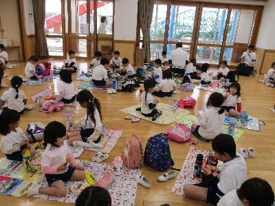 お弁当を食べる子ども達