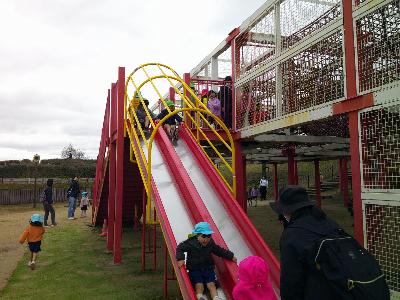 遊具で遊ぶ子ども達