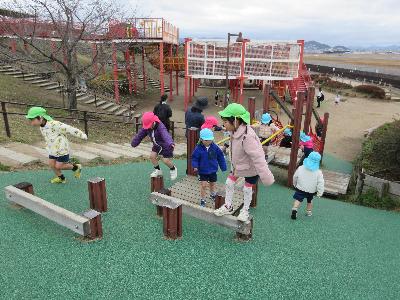 遊具で遊ぶ子ども達