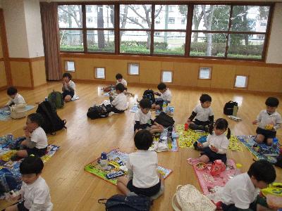 お弁当を食べる子ども達