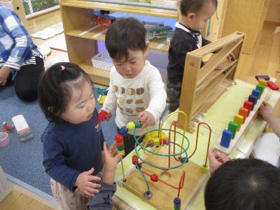 好きな玩具で遊ぶ子ども