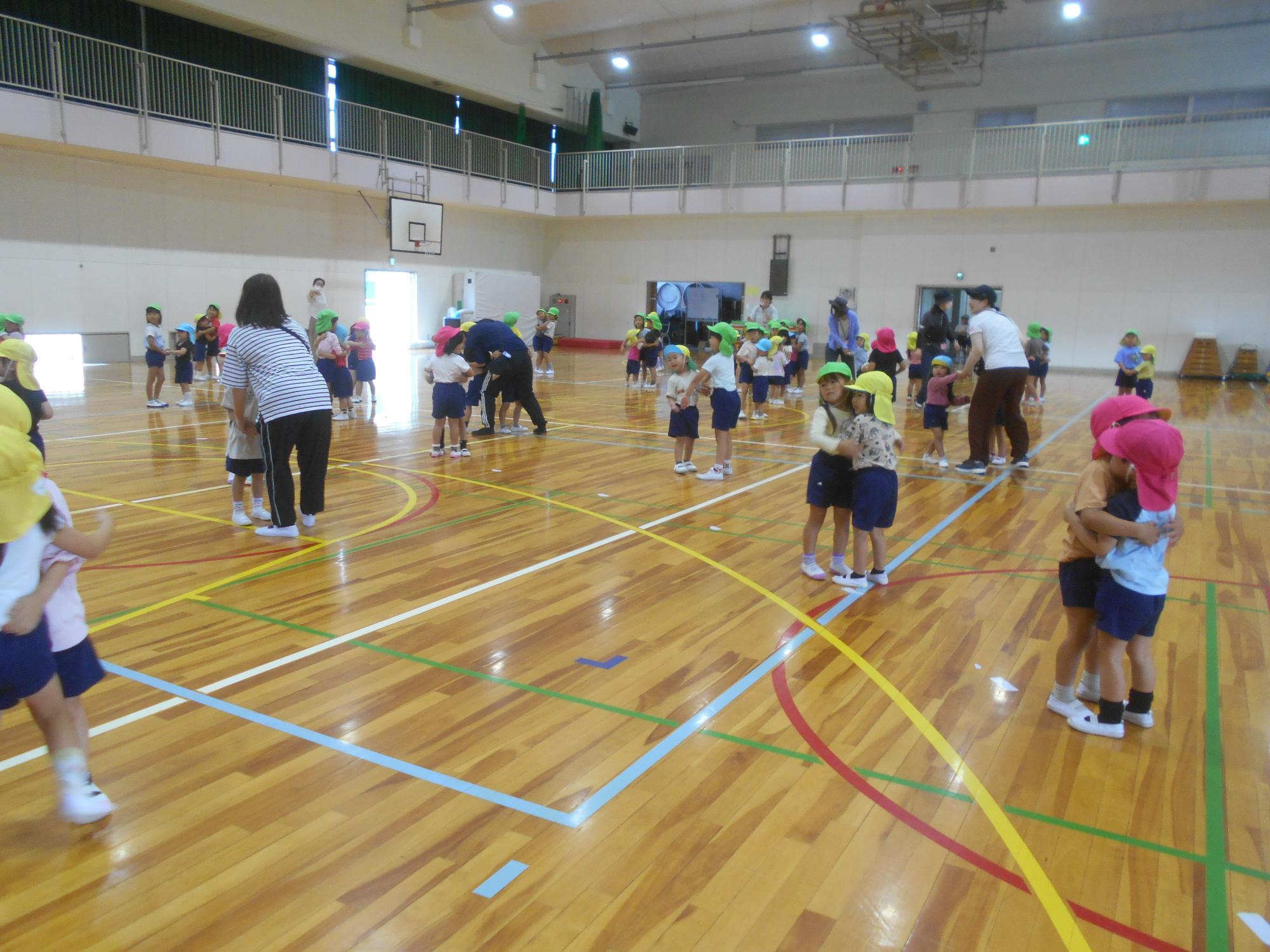 体操をする子ども達