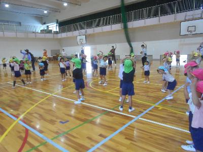 体操をする子ども達