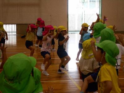 体操をする子ども達