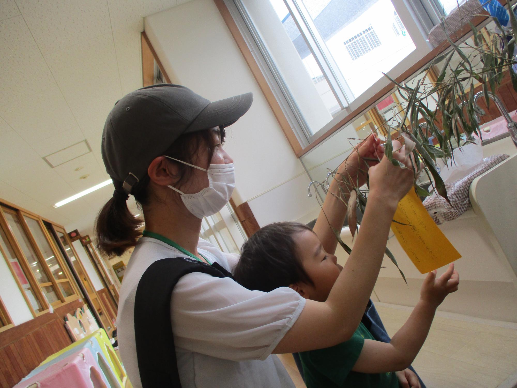 保護者と一緒に笹を飾る様子2