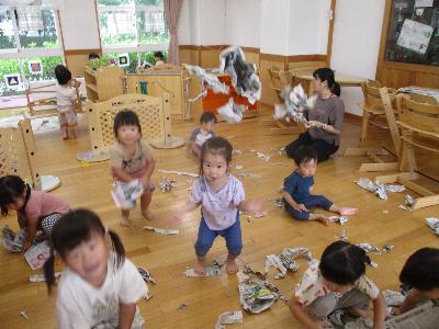新聞を投げる