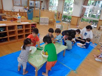寒天で遊ぶ子ども