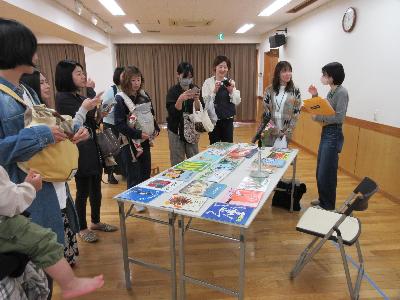 絵本を見る保護者