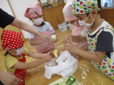 調理をする4歳児