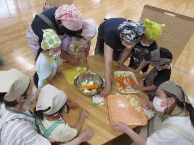 調理をする5歳児