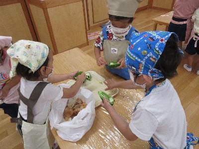 調理をする4歳児