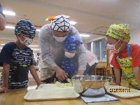 5歳児包丁でジャガイモを切る
