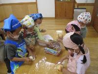 4歳児タマネギのかわむき