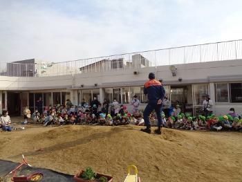 消防士さんの話を聞く子ども