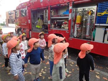 消防車をみせてもらう2歳児クラスの子ども達