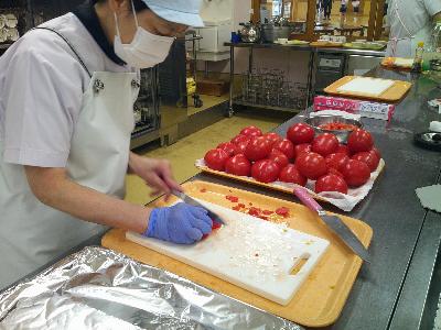 トマトを切る