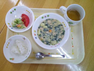 チキンと野菜の豆乳クリーム煮、ブロッコリーサラダ、トマト